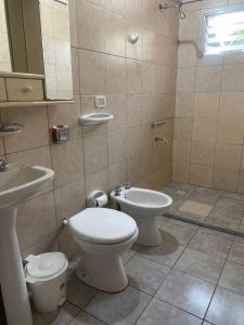 een badkamer met een toilet en een wastafel bij Casa 2 dormitorios in Oberá