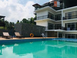 un hotel con piscina frente a un edificio en 88th - ELLA, en Ella