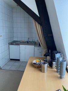 una cocina con una mesa con una cesta. en Nringrooms Hostel Adenau, en Adenau