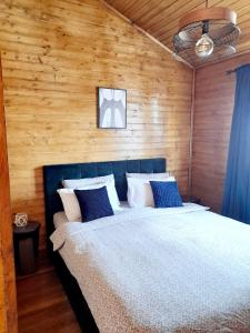 Popa Cabana في سيبيو: غرفة نوم بسرير في جدار خشبي