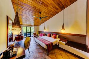 - une chambre avec un grand lit dans l'établissement Cinnamon Citadel Kandy, à Kandy