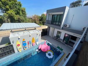 - une vue sur la piscine dans une maison dans l'établissement Black Pearl Villa Wongamat, à Pattaya (nord)