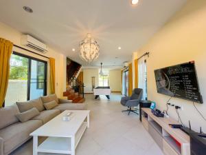 Ruang duduk di Black Pearl Villa Wongamat