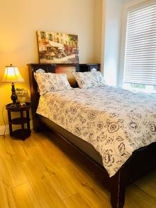1 dormitorio con 1 cama y 1 lámpara en el suelo de madera en Home sweet home en Richmond