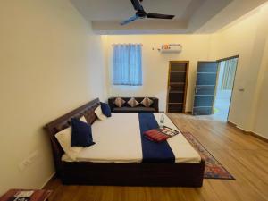ein Schlafzimmer mit einem großen Bett in einem Zimmer in der Unterkunft ATULYAM STAYS SUSHANT GOLF CITY LUCKNOW in Lucknow
