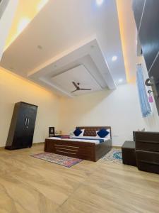 1 dormitorio con cama y techo en ATULYAM STAYS SUSHANT GOLF CITY LUCKNOW, en Lucknow