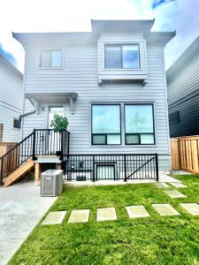 a house with a balcony and a yard at Stylish, Glamorous & Serene 6BR Villa, Near Vancouver, Oasis for Groups and Large Families in Langley