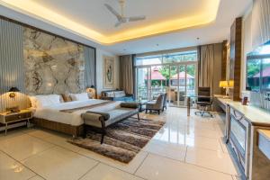 1 dormitorio con 1 cama y una gran pared de piedra en Mountain Creek Villa Udaipur, en Udaipur 43 fotos más