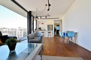 sala de estar con sofá y mesa en beautiful 2 bed rooms apartment on the beach, en Tel Aviv