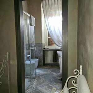 un bagno con doccia, WC e lavandino di B&B Dimora Delle Donnole Bergamo Alta a Bergamo
