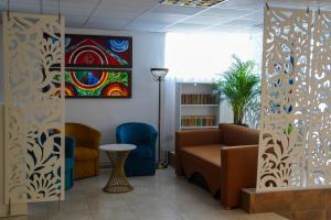 uma sala de espera com um sofá e um quadro na parede em Complex Balnear Covasna em Covasna
