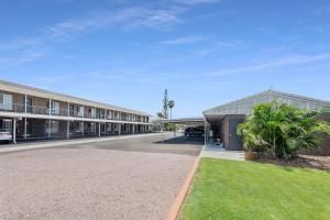 an empty street in front of a building at Takalvan Motel in Bundaberg