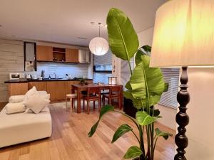 een woonkamer met een tafel en een plant bij Korean Traditional terrace House Paradise Shopping Center in Seoul
