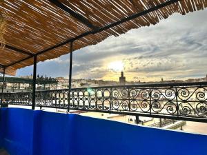 d'un balcon offrant une vue sur la ville. dans l'établissement Riad Blue Oasis, à Fès