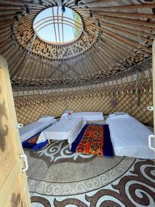 Agat Yurt Camp في Kaji-Say: غرفة بسريرين في يورت