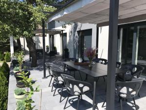 Reštaurácia alebo iné gastronomické zariadenie v ubytovaní Domek szeregowy NR1