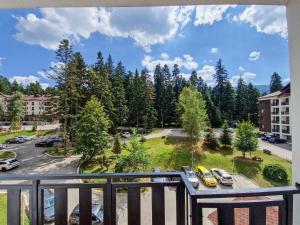 een balkon met uitzicht op een parkeerplaats bij Sunny Apartment C25 in Borovets