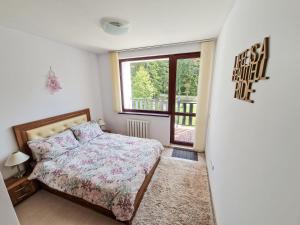 - une petite chambre avec un lit et une fenêtre dans l'établissement Sunny Apartment C25, à Borovets