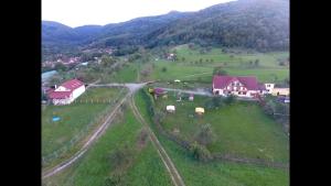 una vista aérea de una granja con casas en un campo en Pensiunea Printul Vlad, en Sibiel