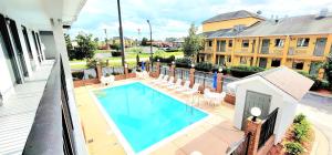 una vista aérea de una piscina en una casa en Quality Inn Port Wentworth Savannah North en Port Wentworth