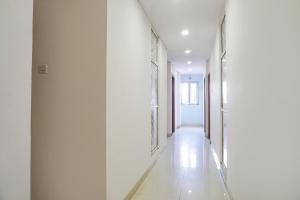 プネにあるHotel Galaxy Hospitality - Nr Eden parkの白壁・白床の空廊 +18枚の写真
