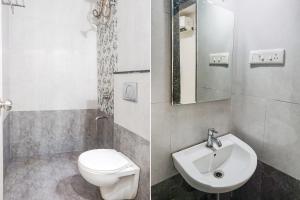 プネにあるHotel Galaxy Hospitality - Nr Eden parkのバスルーム(トイレ、洗面台付)の写真2枚