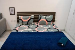 Vuode tai vuoteita majoituspaikassa Minimalistic High Rise Stay-Couple Friendly