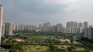 uma grande cidade com edifícios altos e um parque em Minimalistic High Rise Stay-Couple Friendly em Noida