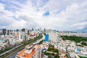 een luchtzicht op een stad met hoge gebouwen bij The Silver Gold View Apartment in Ho Chi Minh-stad