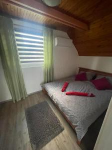 Posteľ alebo postele v izbe v ubytovaní Chill apartman