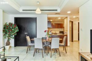 a kitchen and dining room with a table and chairs at bnbmehomes - Cozy modern JLT flat next to metro - 405 in Dubai