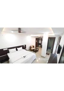 1 dormitorio con 1 cama y sala de estar en Gods County Hotels & Resorts, en Tarapith
