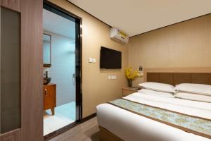 East Sacred Hotel ᴸᴱO Celebrating our 1st anniversary ---Foreign Accept English-Speaking Team--- 2 mins-walk to Subway丨Customized Tour Better-Live like a Local丨Near Tiananmen Forbidden丨Free Laundry,coffee,snacks and wifi-unlimited Software Leo客房内的一张或多张床位