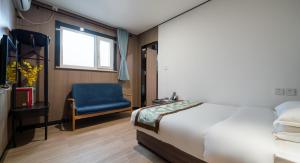 East Sacred Hotel ᴸᴱO Celebrating our 1st anniversary ---Foreign Accept English-Speaking Team--- 2 mins-walk to Subway丨Customized Tour Better-Live like a Local丨Near Tiananmen Forbidden丨Free Laundry,coffee,snacks and wifi-unlimited Software Leo客房内的一张或多张床位
