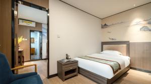 East Sacred Hotel ᴸᴱO Celebrating our 1st anniversary ---Foreign Accept English-Speaking Team--- 2 mins-walk to Subway丨Customized Tour Better-Live like a Local丨Near Tiananmen Forbidden丨Free Laundry,coffee,snacks and wifi-unlimited Software Leo客房内的一张或多张床位