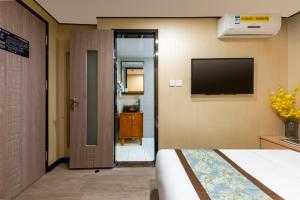 East Sacred Hotel ᴸᴱO Celebrating our 1st anniversary ---Foreign Accept English-Speaking Team--- 2 mins-walk to Subway丨Customized Tour Better-Live like a Local丨Near Tiananmen Forbidden丨Free Laundry,coffee,snacks and wifi-unlimited Software Leo的电视和/或娱乐中心