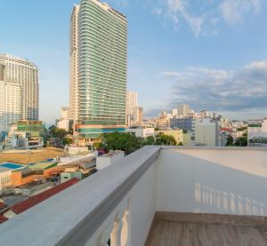 einen Blick auf die Stadt vom Dach eines Gebäudes in der Unterkunft Seven Seas Hotel Nha Trang in Nha Trang