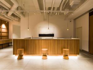 小樽GRIDS PREMIUM HOTEL OTARU的大房间,里面设有舞台和凳子