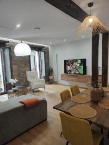 un soggiorno con un divano, un tavolo e delle sedie di Port Relax with AC License ESS03356 a San Sebastián