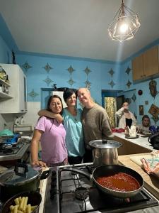 un grupo de personas de pie en una cocina en Casa dei fiori en Siracusa