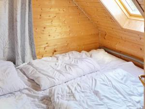 Selje的住宿－Holiday home Selje III，一张白色的大床,位于一个木墙房间内
