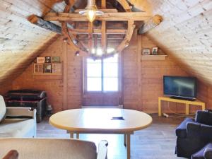um quarto com uma mesa e uma televisão numa cabina em Holiday home Selje III em Selje