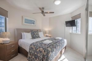 Rúm í herbergi á Malibu Apartments