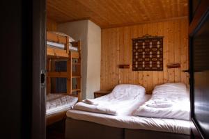 1 Schlafzimmer mit 2 Etagenbetten in einer Hütte in der Unterkunft Houmbgaarden in Røros