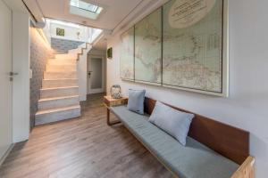 een kamer met een bank en een kaart aan de muur bij Exklusives Nordic Lighthouse in Bredstedt