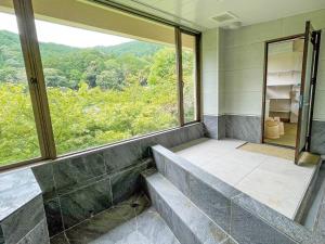 Uma vista geral da montanha ou uma vista da montanha a partir do ryokan