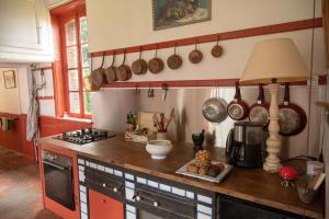 eine Küche mit einer Arbeitsplatte mit Töpfen und Pfannen in der Unterkunft Château de Bouillancourt en Sery in Bouillancourt-en-Séry