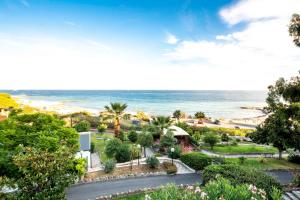 Blick auf den Strand vom Resort in der Unterkunft Hotel Villa Levi in Sanremo