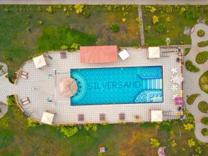 eine Draufsicht auf ein Schwimmbad in der Unterkunft Silver Sand Village Resort in Havelock Island