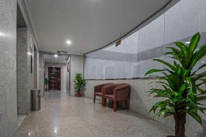 a lobby with two chairs and a wall at فندق غالية احد in Al Madinah